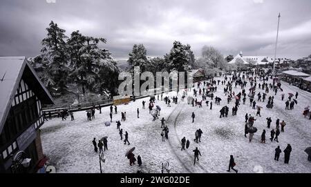 Mandi, Indien. Februar 2024. SHIMLA, INDIEN – 1. FEBRUAR: Touristen und Einheimische genießen einen Spaziergang auf dem schneebedeckten Rücken während des Neuschneefalls am 1. Februar 2024 in Shimla, Indien. (Foto: Birbal Sharma/Hindustan Times/SIPA USA) Credit: SIPA USA/Alamy Live News Stockfoto