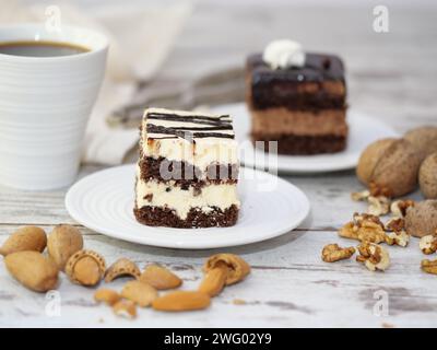 Ein Schokoladenkuchen mit Nüssen auf einem Teller. Stockfoto