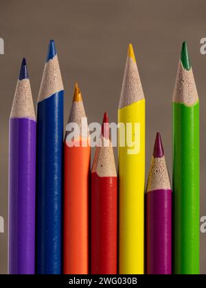 Die farbenfrohen Bleistifte sind auf einer schlanken Oberfläche angeordnet. Stockfoto