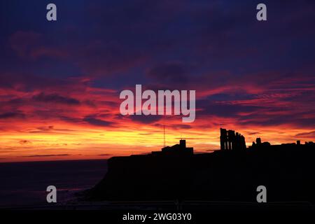 Die Sonne geht über der Tynemouth Priory an der Nordostküste auf. Bilddatum: Freitag, 2. Februar 2024. Stockfoto