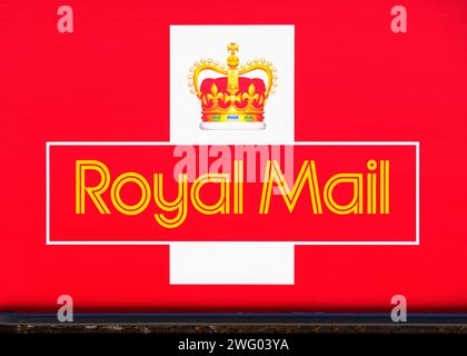 Ikonisches Royal Mail Logo an der Seite eines Lieferwagens, Nahaufnahme, Oxford, England, Großbritannien Stockfoto