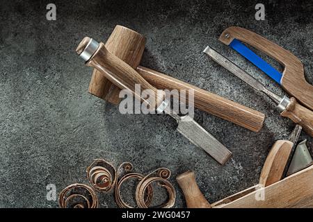 Satz von klassischen Holzarbeiterwerkzeugen auf grauem Hintergrund Stockfoto