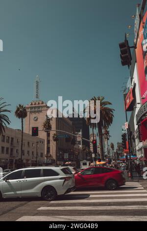 Blick auf die Straßen und die Straße in Los Angeles in West Hollywood mit dem Walk of Fame. Sommerliche Vibes Stockfoto