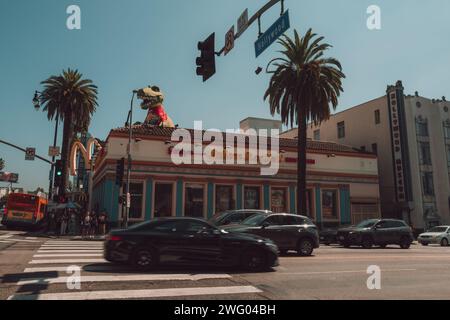 Blick auf die Straßen und die Straße in Los Angeles in West Hollywood mit dem Walk of Fame. Sommerliche Vibes Stockfoto