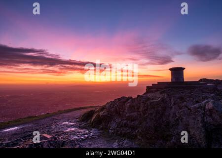 Toposkop auf dem Worcestershire Beacon in Dawn. Malvern Hills, Worcestershire, England Stockfoto