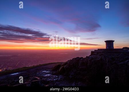 Toposkop auf dem Worcestershire Beacon in Dawn. Malvern Hills, Worcestershire, England Stockfoto