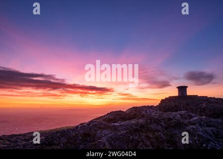 Toposkop auf dem Worcestershire Beacon in Dawn. Malvern Hills, Worcestershire, England Stockfoto