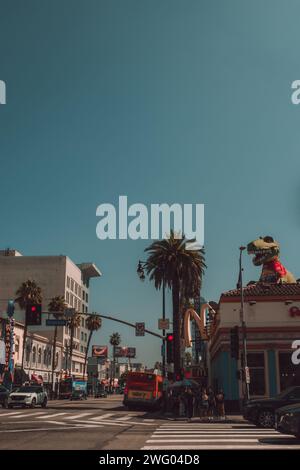 Blick auf die Straßen und die Straße in Los Angeles in West Hollywood mit dem Walk of Fame. Sommerliche Vibes Stockfoto