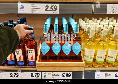 Ich kaufe Rosenwein in einem Supermarkt Stockfoto