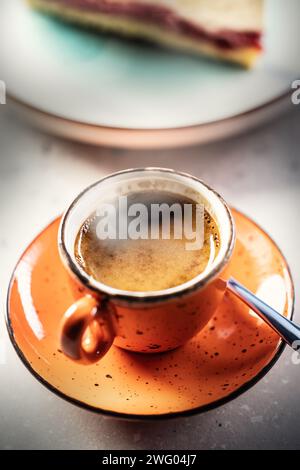 Traditioneller Ristretto-Kaffee mit Kuchen auf dem Kaffeetisch. Stockfoto