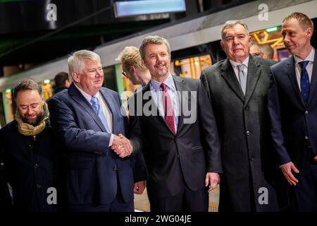 Michal Olszewski, stellvertretender Bürgermeister von Warschau, Jorgen Mads Clausen, Danfoss-Eigentümer, König Frederik X, Jerzy Lajk, direktor der Metro Warszawskie und Adam Jedrzejczak, Direktor von Danfoss Polen (von links gesehen) bei einem Besuch der U-Bahn-Station Stadion Narodowy Warschau, Polen, Donnerstag, 1. Februar 2024. Die U-Bahn-Station bildet den Rahmen für ein Projekt, das die überschüssige Wärme der U-Bahn sammeln und wiederverwenden kann, indem sie sie in das Fernwärmenetz der Stadt einleitet. Während des Besuchs wird auch eine Absichtserklärung zwischen Warschauer Metro, einer Reihe dänischer Unternehmen und Dänemarks Export unterzeichnet Stockfoto