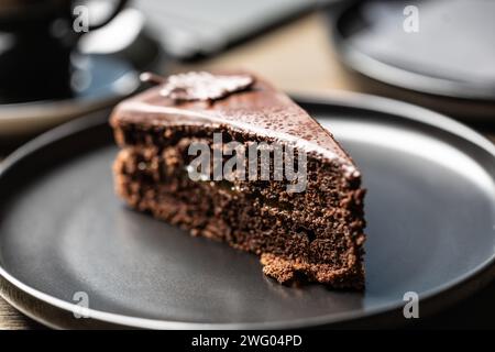 Sacher Kuchen mit Kaffee auf dem Tisch im Café. Stockfoto