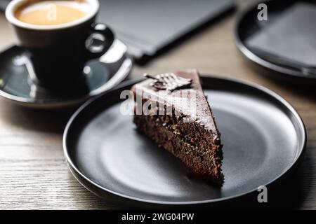 Sacher Kuchen mit Kaffee auf dem Tisch im Café. Stockfoto