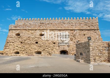 Vorderansicht der Festung Koules (Castello a Mare) im alten venezianischen Hafen. Heraklion, Kreta, Griechenland Stockfoto