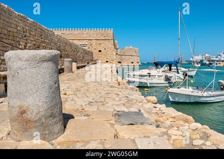 Mauern der Festung Koules im alten venezianischen Hafen. Heraklion, Kreta, Griechenland Stockfoto