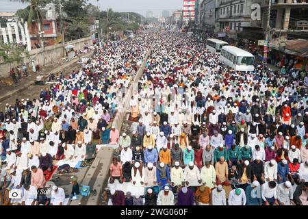 Tongi, Dhaka, Bangladesch. Februar 2024. Muslimische Gläubige beten mitten an einer stark befahrenen Straßenkreuzung, wodurch der Verkehr in Tongi, Dhaka, Bangladesch während der Bishwa Ijtema, einer der wichtigsten islamischen religiösen Zusammenkünfte, die jährlich stattfinden, zum Erliegen kommt. Ein engagiertes Gebetsgelände reicht nicht aus, um diese große Anzahl von Menschen zu bewältigen, so dass eine große Anzahl von Menschen nach Tongi, der Hauptstraße von Dhaka, kommen. Während dieser Zeit sind alle Bodentransporte und Fußgängerübergänge ausgesetzt. Die Bishwa Ijtema (Globale Kongregation) ist eine jährliche Zusammenkunft von Muslimen in Tongi am Ufer des Riv Stockfoto