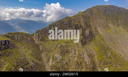 Der Aonach Eagach Ridge in Schottland ist ein schmaler und steil abfallender Kamm. Die majestätischen schottischen Berge erheben sich in den Himmel, ihre zerklüfteten Gipfel durchdringen Stockfoto