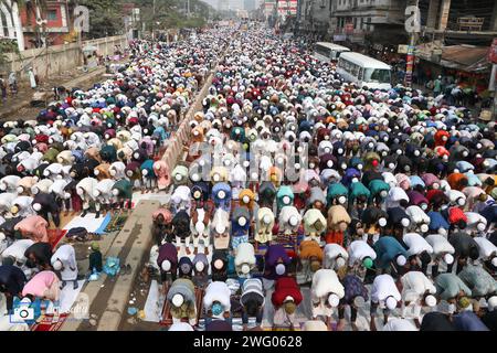 Tongi, Dhaka, Bangladesch. Februar 2024. Muslimische Gläubige beten mitten an einer stark befahrenen Straßenkreuzung, wodurch der Verkehr in Tongi, Dhaka, Bangladesch während der Bishwa Ijtema, einer der wichtigsten islamischen religiösen Zusammenkünfte, die jährlich stattfinden, zum Erliegen kommt. Ein engagiertes Gebetsgelände reicht nicht aus, um diese große Anzahl von Menschen zu bewältigen, so dass eine große Anzahl von Menschen nach Tongi, der Hauptstraße von Dhaka, kommen. Während dieser Zeit sind alle Bodentransporte und Fußgängerübergänge ausgesetzt. Die Bishwa Ijtema (Globale Kongregation) ist eine jährliche Zusammenkunft von Muslimen in Tongi am Ufer des Riv Stockfoto