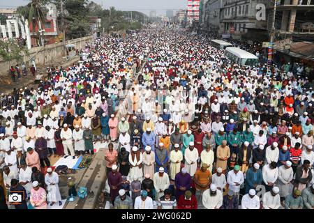 Tongi, Dhaka, Bangladesch. Februar 2024. Muslimische Gläubige beten mitten an einer stark befahrenen Straßenkreuzung, wodurch der Verkehr in Tongi, Dhaka, Bangladesch während der Bishwa Ijtema, einer der wichtigsten islamischen religiösen Zusammenkünfte, die jährlich stattfinden, zum Erliegen kommt. Ein engagiertes Gebetsgelände reicht nicht aus, um diese große Anzahl von Menschen zu bewältigen, so dass eine große Anzahl von Menschen nach Tongi, der Hauptstraße von Dhaka, kommen. Während dieser Zeit sind alle Bodentransporte und Fußgängerübergänge ausgesetzt. Die Bishwa Ijtema (Globale Kongregation) ist eine jährliche Zusammenkunft von Muslimen in Tongi am Ufer des Riv Stockfoto