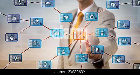 Nicht erkennbarer männlicher Gesundheitsadministrator im Unternehmen, der die Blockchain-Anwendung im Gesundheitswesen aktiviert. IT-Konzept für Data Sharing und Mana im Gesundheitswesen Stockfoto