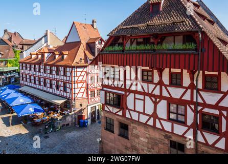 Der Tiergärtnertorplatz in Nürnberg ist gesäumt von mittelalterlichen Fachwerkhäusern wie dem Albrecht Dürer-Haus, dem Haus des deutschen Künstlers Stockfoto