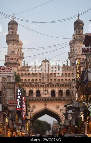 Blick auf Charminar, Hyderabad von einer Lebensmittelstraße. Indien Stockfoto