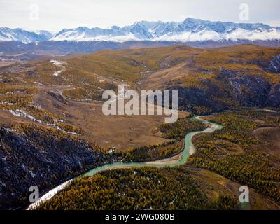 Atemberaubende Luftlandschaft, die den Fluss Katun durch das pulsierende Herbstgelände von Altai, Russland, führt. Stockfoto