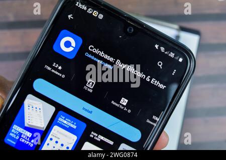 Coinbase – Bitcoin und Äther-Anwendung auf dem Smartphone-Bildschirm kaufen. Coinbase ist ein kostenloser Webbrowser, der von coinbase android entwickelt wurde. Bekasi, Indonesien Stockfoto