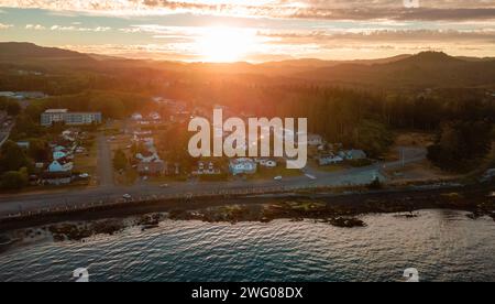 Dramatischer Sonnenuntergang in einer kleinen Stadt an der Westküste des Pazifischen Ozeans. Port Hardy, Vancouver Island, BC, Kanada. Stockfoto