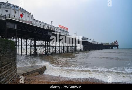 Brighton UK 2. Februar 2024 - Brighton Palace Pier on a Cold Grey nesty Morning : Credit Simon Dack / Alamy Live News Stockfoto