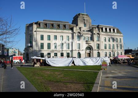 Woolwich Equitable, eine ehemalige Baugesellschaft, die zum Pub wurde, mit Marktständen vor der Tür. Woolwich Arsenal Park. Stockfoto