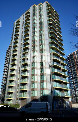 Forbes Apartments, moderne Hochhausunterkunft unter blauem Himmel. Stockfoto