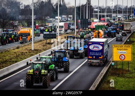 HAZELDONK - niederländische und belgische Landwirte blockieren den Grenzübergang zwischen den Niederlanden und Belgien. Die Landwirte demonstrieren gegen die Agrarvorschriften, die sie für zu strenge und unlautere Konkurrenz innerhalb der europäischen Grenzen halten. ANP JEFFREY GROENEWEG niederlande Out - belgien Out Stockfoto