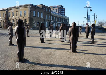 „Assembly“ des Bildhauers Peter Burke im Woolwich Arsenal. Außenfiguren aus Gussstahl. Woolwich, London, Großbritannien, 19. Januar 2024. Stockfoto