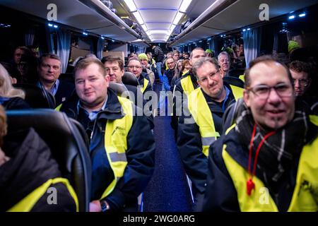 02. Februar 2024, Saarland, Saarbrücken: Busfahrer der Saarbahn GmbH auf dem Weg nach Mainz am Morgen zur großen Rallye. Die gewerkschaft Verdi hatte die Beschäftigten des öffentlichen Verkehrs in mehr als 80 Städten dazu aufgerufen, im bundesweiten Lohnstreit in regionalen Verhandlungen einen Warnstreik zu führen. Foto: Laszlo Pinter/dpa Stockfoto