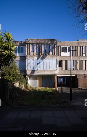 Eine Maisonette an der Wolvercote Road SE2, Teil des Lesnes Estate in Thamesmead, einem 1967 erbauten brutalistischen Anwesen, das abgerissen und umgebaut werden sollte. Stockfoto