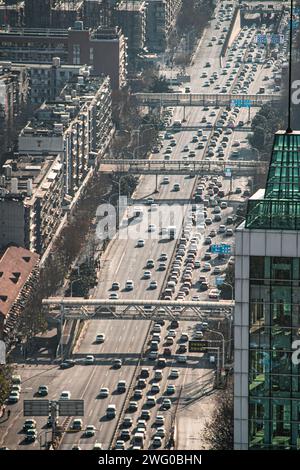 Auf den Hauptstraßen von Wuhan fahren viele Fahrzeuge dicht. Sonnenlicht scheint auf die Straßenoberfläche Stockfoto