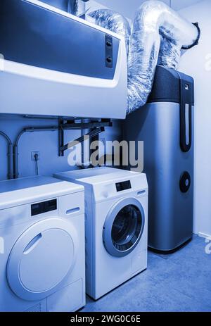 Geräumiger, moderner Waschraum mit hochwertiger Waschmaschine und Trockner in einem sauberen Zuhause Stockfoto