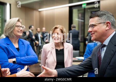 1041. Sitzung des Bundesrates Anke RehlingerSPD Ministerpraesident von Saarland gemeinsam mit Malu Dreyer SPD Ministerpraesident von Rheinland-Pfalz und Boris Rhein CDU Ministerpraesident von Hessen im Plenarsaal bei der 1041. Bundesratssitzung, Berlin, 02.02.2024 Berlin Deutschland *** 1041 Sitzung des Bundesrates Anke Rehlinger SPD-Ministerpraesident des Saarlandes zusammen mit Malu Dreyer SPD-Ministerpraesident Rheinland-Pfalz und Boris Rhein CDU-Ministerpraesident Hessen im Plenarsaal der Bundesratssitzung 1041, Berlin, 02 02 2024 Berlin Berlin Deutschland Stockfoto