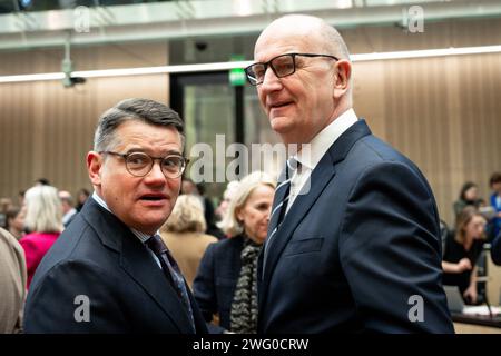 1041. Sitzung des Bundesrates Dietmar Woidke SPD Ministerpraesident von Brandenburg gemeinsam mit Boris Rhein CDU Ministerpraesident von Hessen im Plenarsaal bei der 1041. Bundesratssitzung, Berlin, 02.02.2024 Berlin Deutschland *** 1041 Sitzung des Bundesrates Dietmar Woidke SPD-Ministerpraesident Brandenburg zusammen mit Boris Rhein CDU-Ministerpraesident Hessen im Plenarsaal der Bundesratssitzung 1041, Berlin, 02 02 2024 Berlin Berlin Deutschland Stockfoto