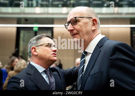 1041. Sitzung des Bundesrates Dietmar Woidke SPD Ministerpraesident von Brandenburg gemeinsam mit Boris Rhein CDU Ministerpraesident von Hessen im Plenarsaal bei der 1041. Bundesratssitzung, Berlin, 02.02.2024 Berlin Deutschland *** 1041 Sitzung des Bundesrates Dietmar Woidke SPD-Ministerpraesident Brandenburg zusammen mit Boris Rhein CDU-Ministerpraesident Hessen im Plenarsaal der Bundesratssitzung 1041, Berlin, 02 02 2024 Berlin Berlin Deutschland Stockfoto