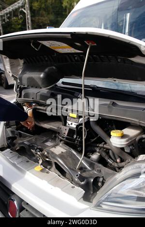 Automechaniker, der in der Garage am Motor arbeitet Stockfoto