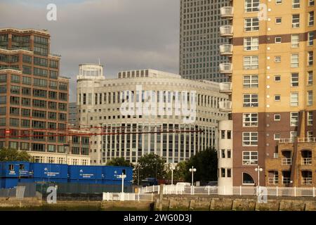 Mehrere Hochhäuser gruppiert: Gebäude in London Stockfoto