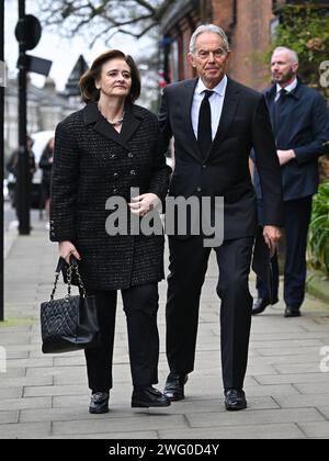 London, Großbritannien. Februar 2024. Tony Blair und Cherie Blair bei der Beerdigung von Derek Draper, Ehemann von Kate Garraway, Kirche St. Maria der Jungfrau, Primrose Hill. Quelle: Doug Peters/EMPICS/Alamy Live News Stockfoto