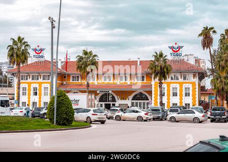 Adana, Turkiye - 25. Januar 2024: Außenansicht des Hauptbahnhofs von Adana, Turkiye. Stockfoto