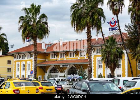 Adana, Turkiye - 25. Januar 2024: Außenansicht des Hauptbahnhofs von Adana, Turkiye. Stockfoto