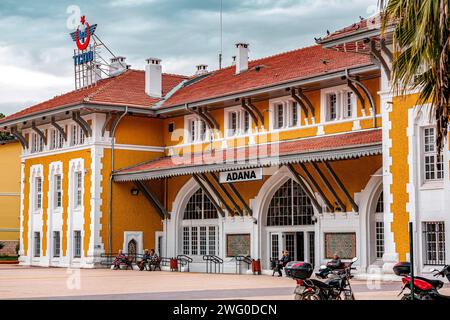 Adana, Turkiye - 25. Januar 2024: Außenansicht des Hauptbahnhofs von Adana, Turkiye. Stockfoto