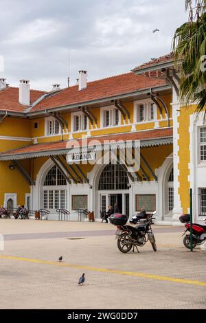 Adana, Turkiye - 25. Januar 2024: Außenansicht des Hauptbahnhofs von Adana, Turkiye. Stockfoto