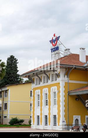 Adana, Turkiye - 25. Januar 2024: Außenansicht des Hauptbahnhofs von Adana, Turkiye. Stockfoto