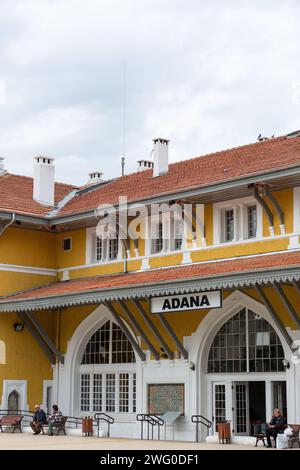 Adana, Turkiye - 25. Januar 2024: Außenansicht des Hauptbahnhofs von Adana, Turkiye. Stockfoto